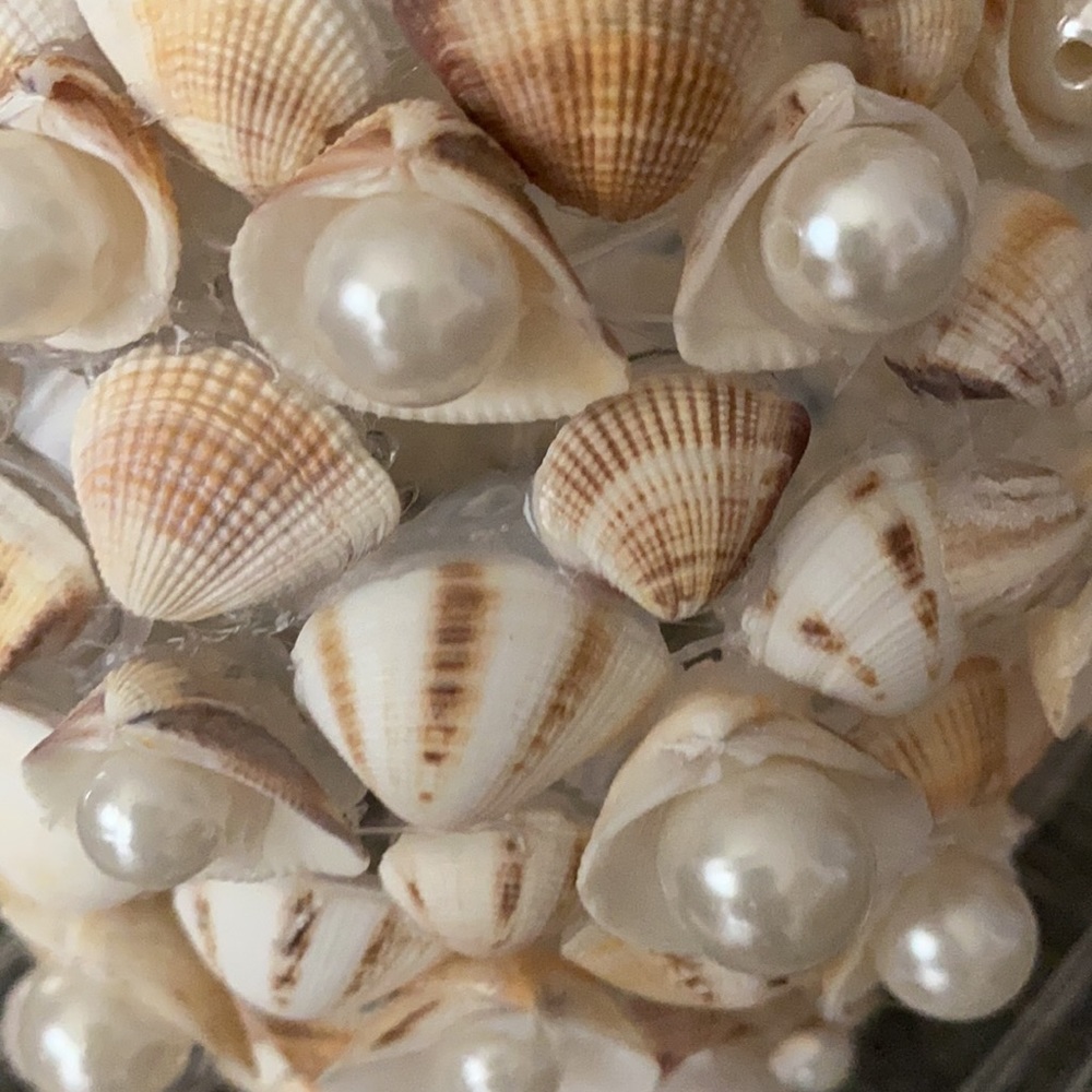 Shell and pearl vase - Picture 2 of 3